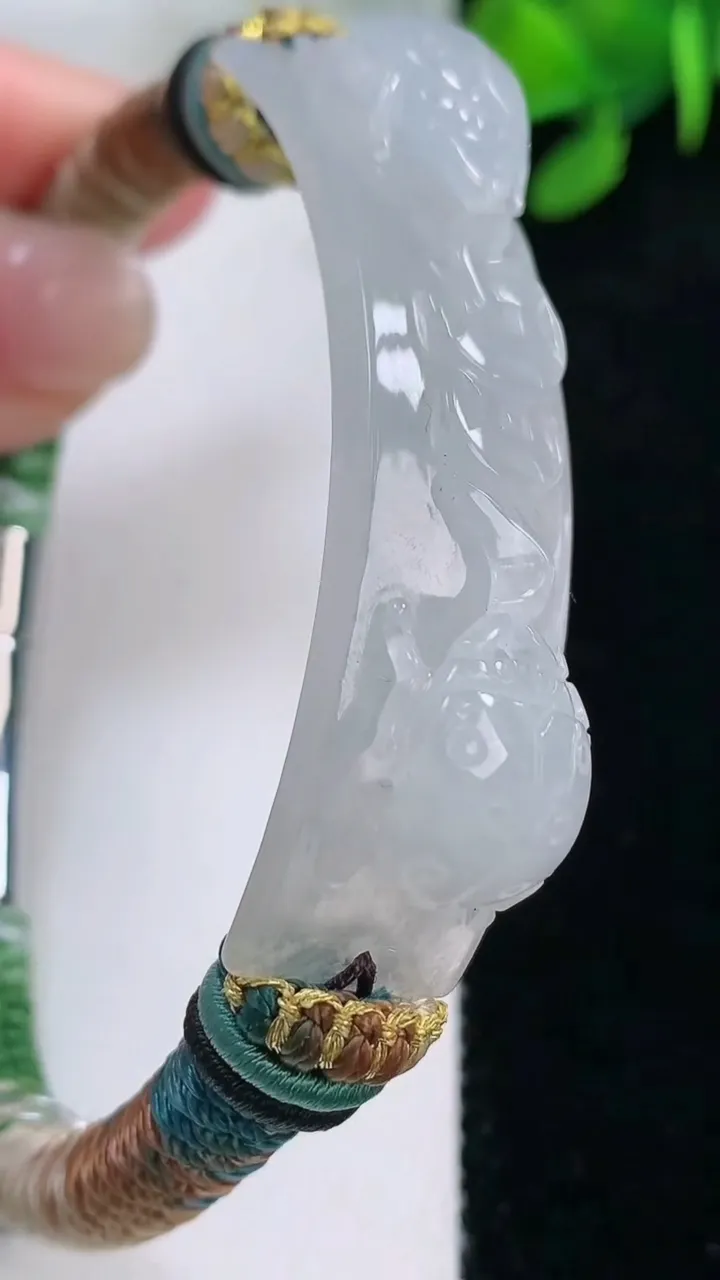 天然A货翡翠一鸣惊人手绳，尺寸53.2-12.4-10，重量:24.26g
11月29日