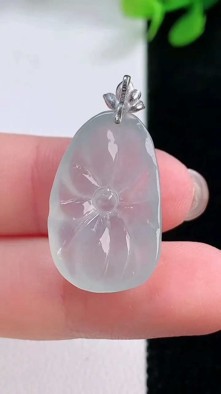 天然A货翡翠种白冰年年有余吊坠，尺寸24-15.2-4.2，重量:3.68g
11月29日