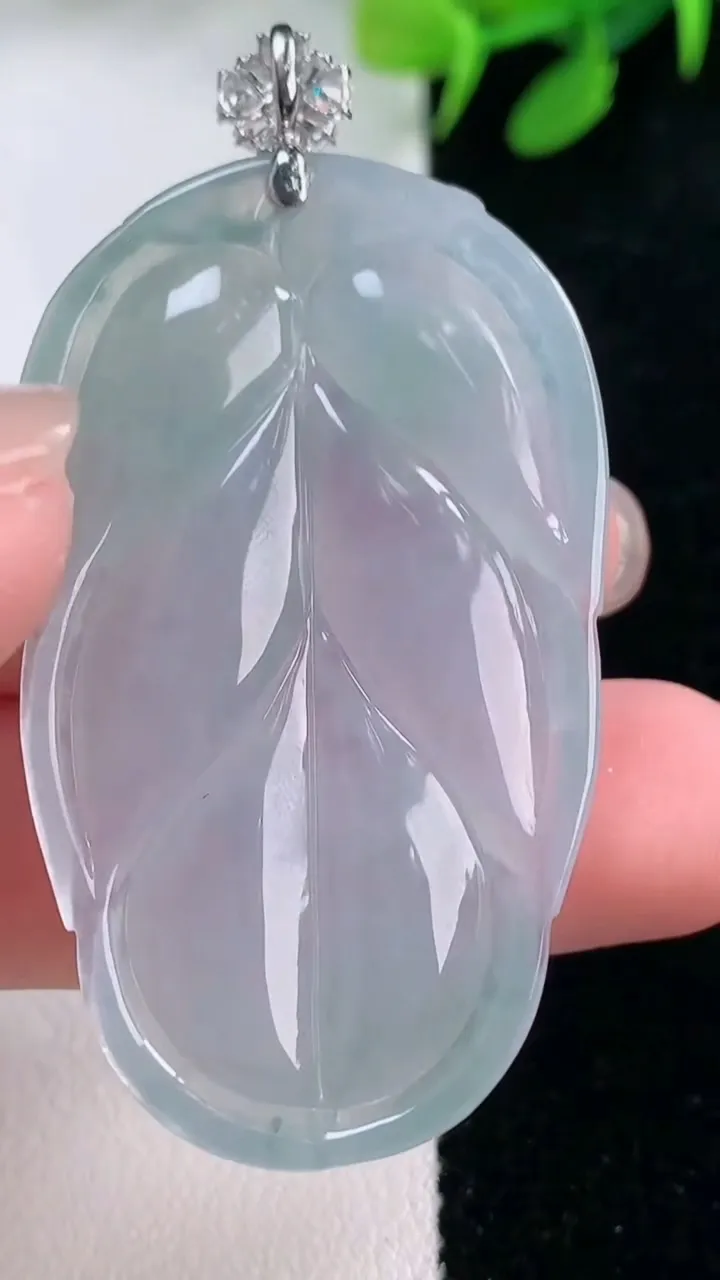 天然A货翡翠种飘花金枝玉叶 叶子吊坠，尺寸47.5-28.6-5.2，重量:13.85g
11月29日