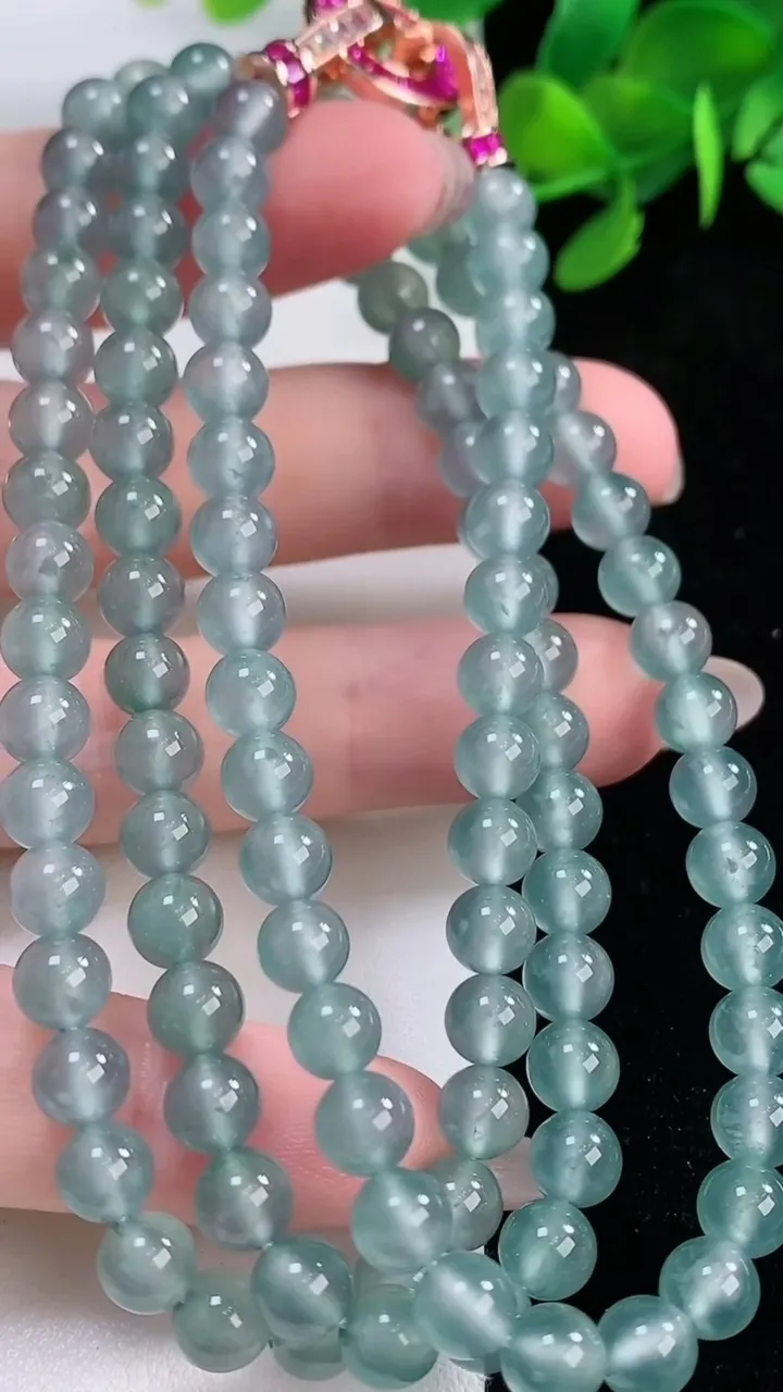 天然A货翡翠圆珠项链，尺寸5.7-108颗，重量:41.82g
11月29日