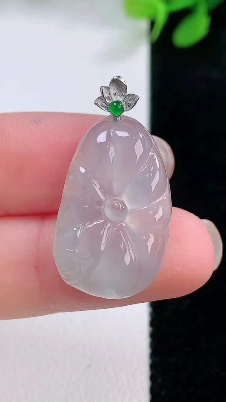 天然A货翡翠种白冰年年有余吊坠，尺寸24-15.2-4.2，重量:3.68g
11月29日