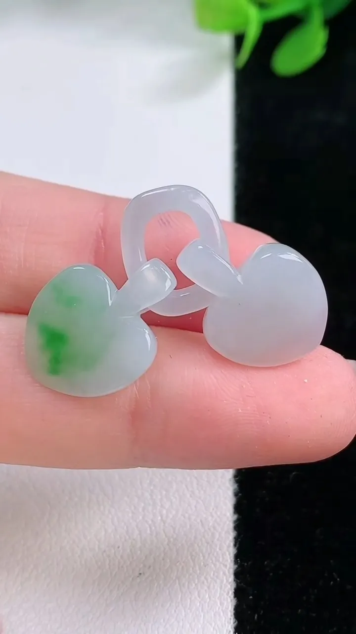 天然A货翡翠心形吊坠，尺寸24.3-12.8-4.2，重量:3.13g
11月29日