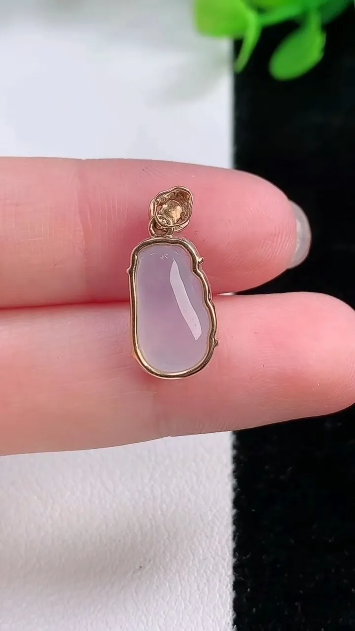 天然A货翡翠种白冰福瓜吊坠，尺寸14-7.7-4.5，重量:1.43g
11月29日