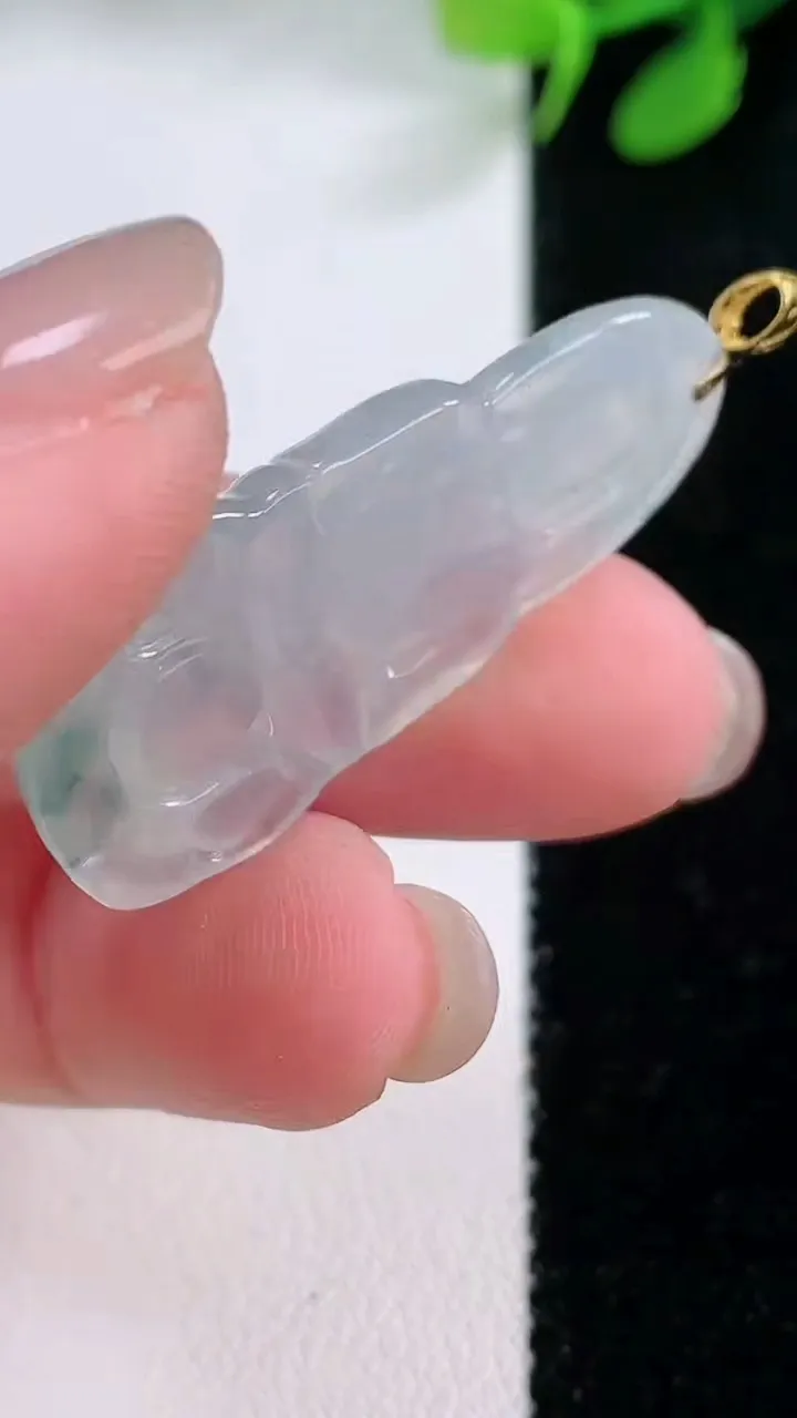 天然A货翡翠种飘花观音菩萨吊坠，尺寸34.7-18.7-4.2，重量:4.98g
11月29日