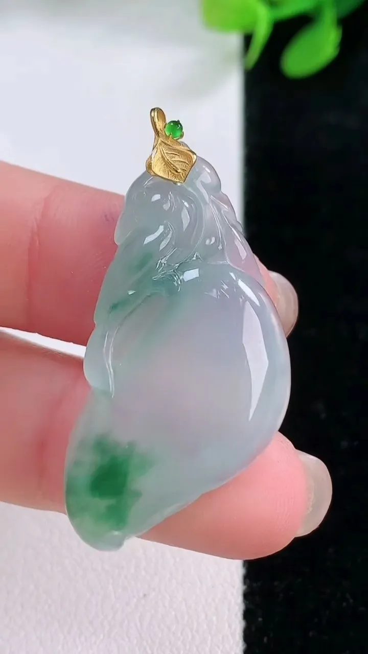 天然A货翡翠种飘花寿桃吊坠，尺寸36-18.4-4.4，重量:5.60g
11月29日