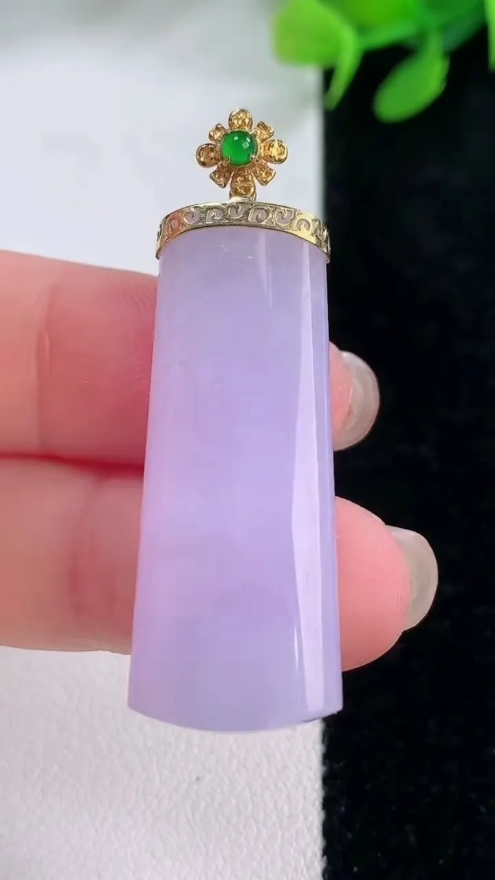 天然A货翡翠18K金紫罗兰无事牌吊坠，尺寸36.7-13.6-6，重量:9.00g
11月29日