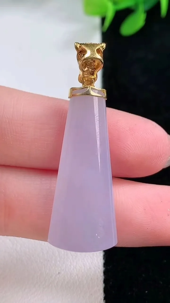 天然A货翡翠18K金紫罗兰无事牌吊坠，尺寸33.4-13.3-5.8，重量:6.39g
11月29日