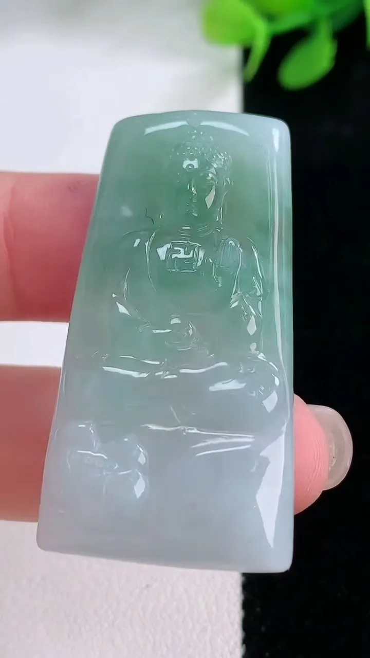 天然A货翡翠阿弥陀佛吊坠，尺寸42.5-22.4-5，重量:12.87g
11月29日