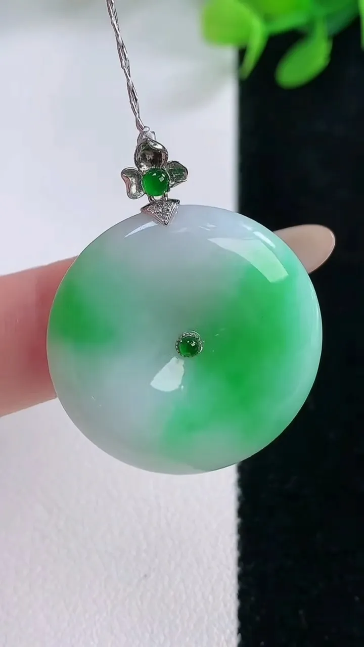 天然A货翡翠平安扣吊坠，尺寸26-5.4，重量:7.78g
11月29日
