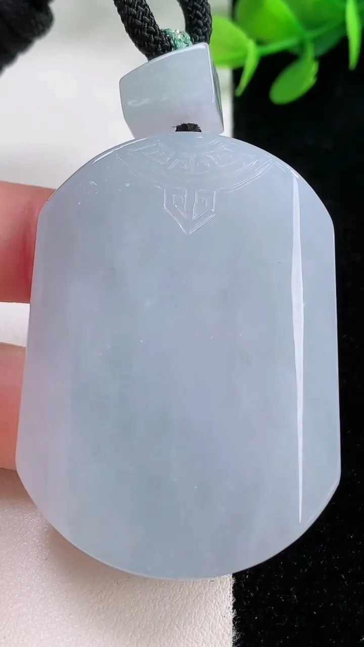 天然A货翡翠紫罗兰仿古无事牌吊坠，尺寸51.5-37.6-12.4，重量:74.65g
11月29日