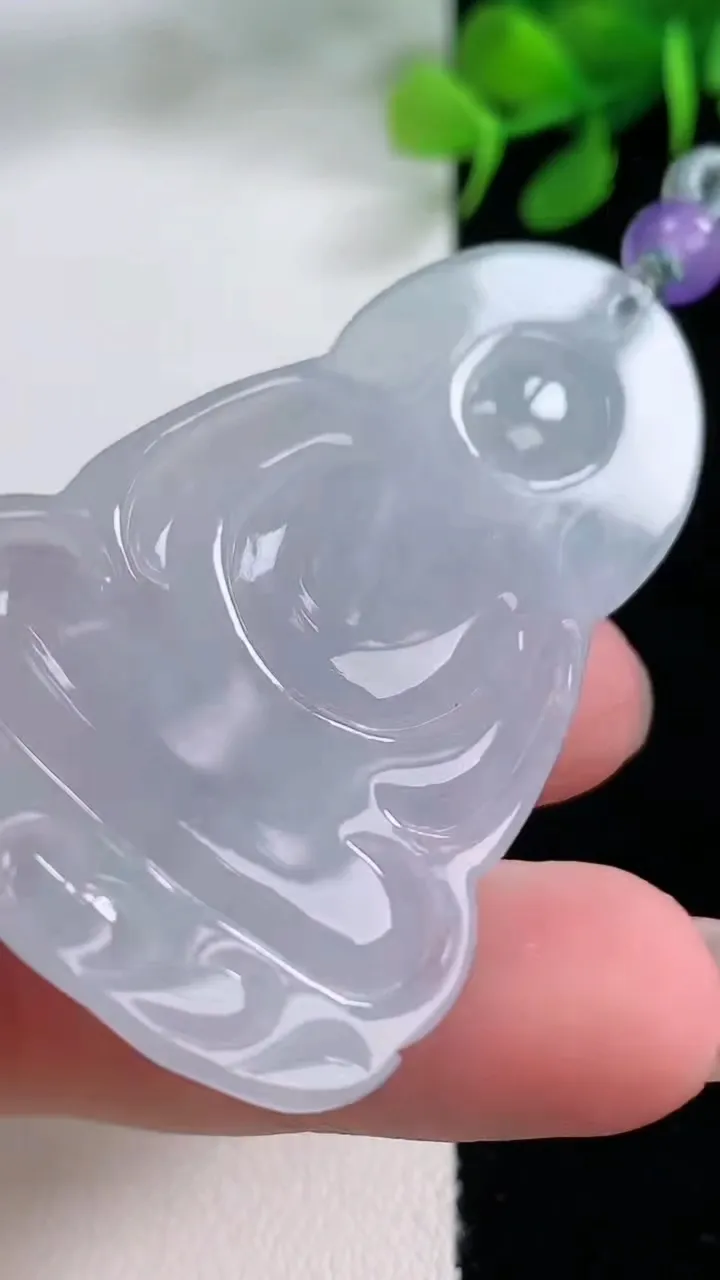 天然A货翡翠观音菩萨吊坠，尺寸56-33.4-5.8，重量:20.26g
11月29日