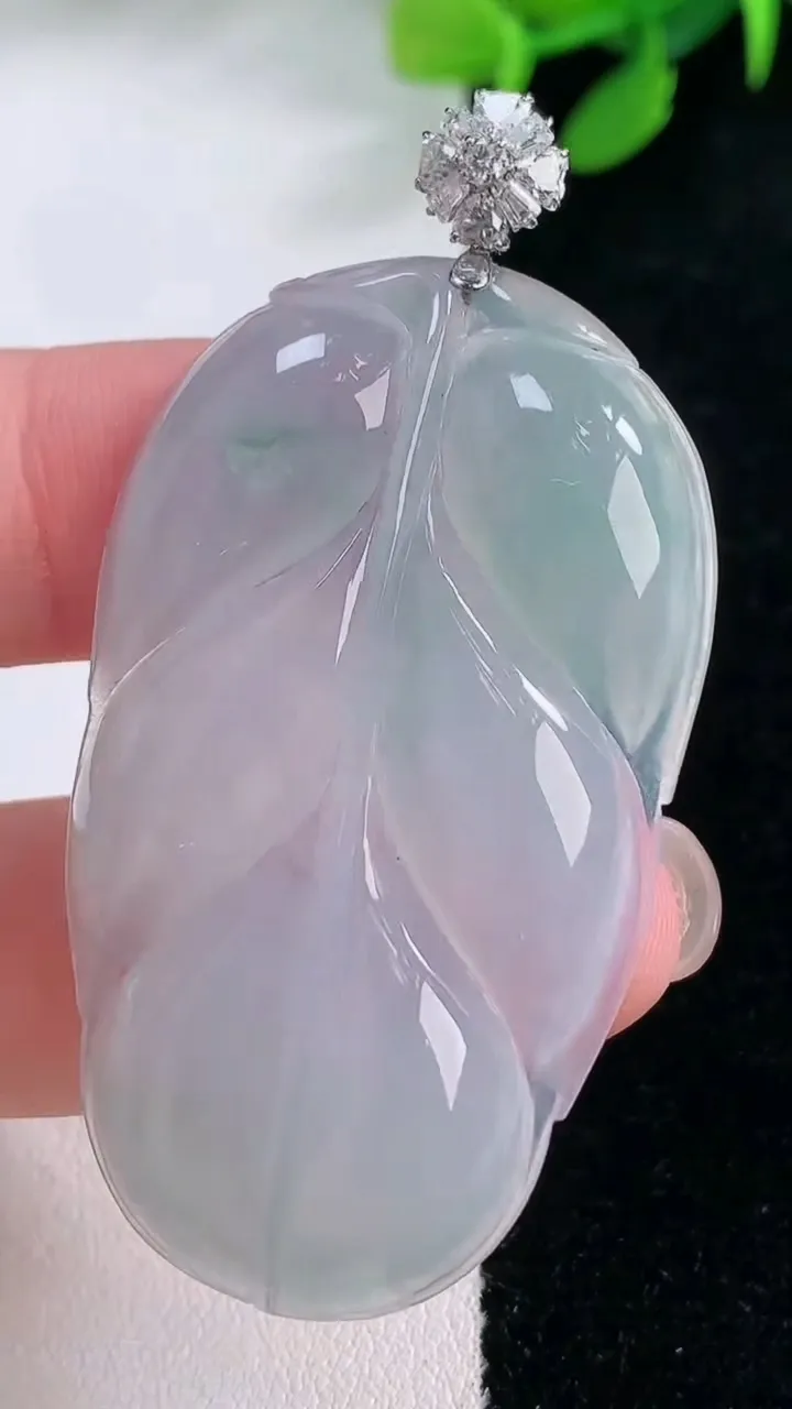 天然A货翡翠种飘花金枝玉叶 叶子吊坠，尺寸47.5-28.6-5.2，重量:13.85g
11月29