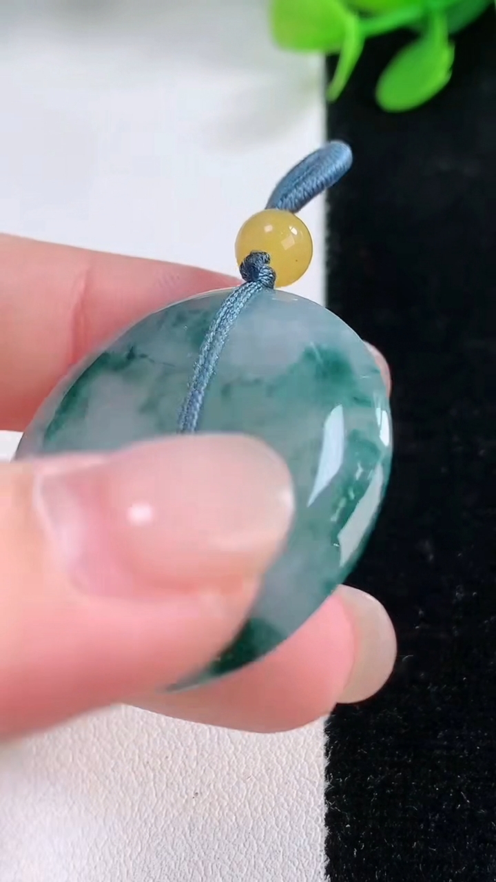 天然A货翡翠冰种飘花平安扣吊坠，尺寸32-5.7，重量:12.84g
11月29日