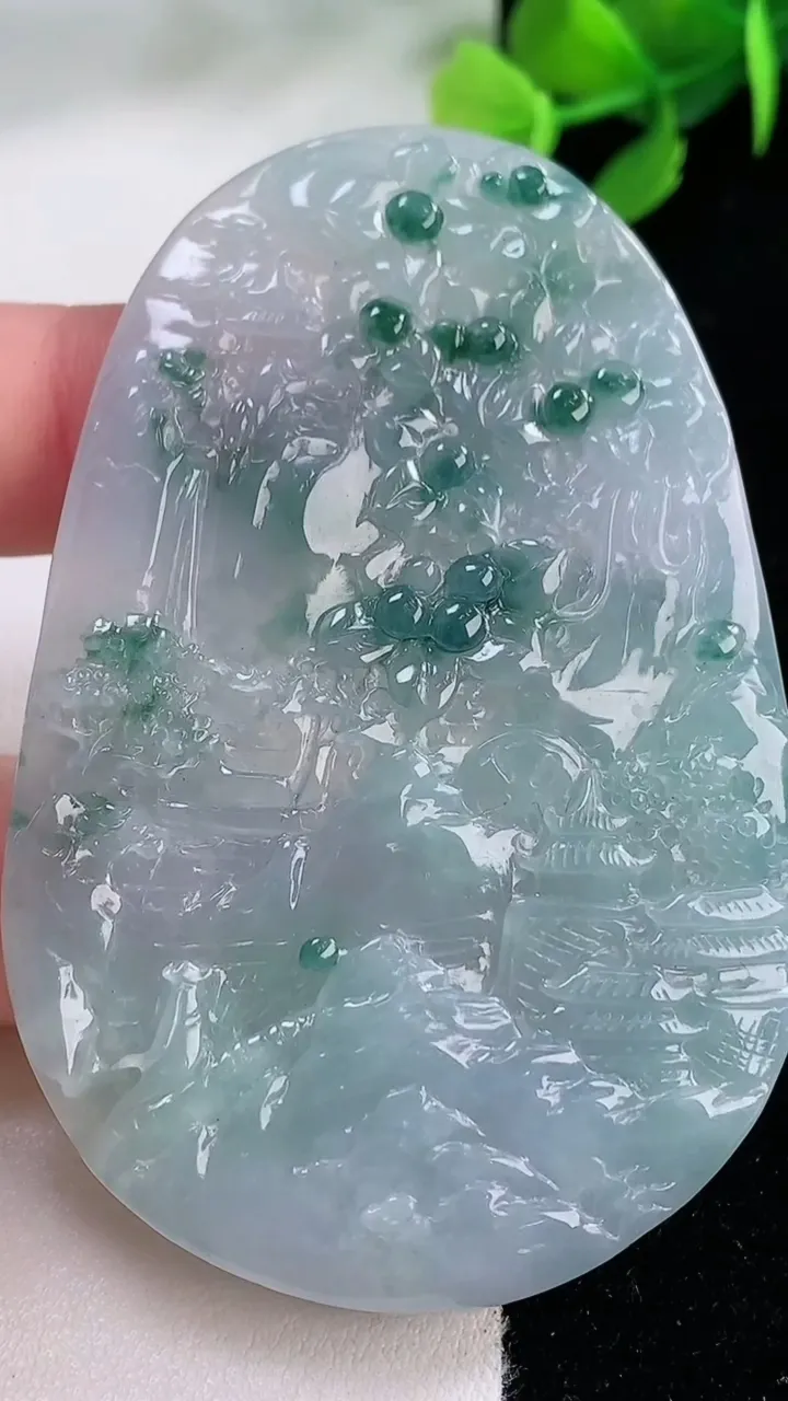 天然A货翡翠牌吊坠，尺寸69.5-45.9-5，重量:37.55g
11月29日