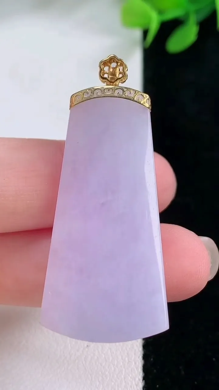 天然A货翡翠18K金紫罗兰无事牌吊坠，尺寸40.4-19-8.5，重量:14.10g
11月29日