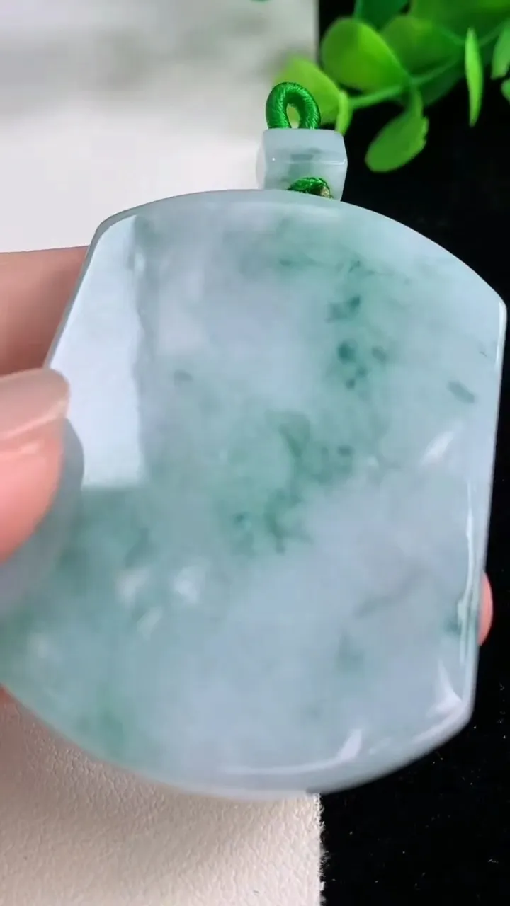 天然A货翡翠飘花无事牌吊坠，尺寸55.5-42.3-5.2，重量:35.74g
11月29日