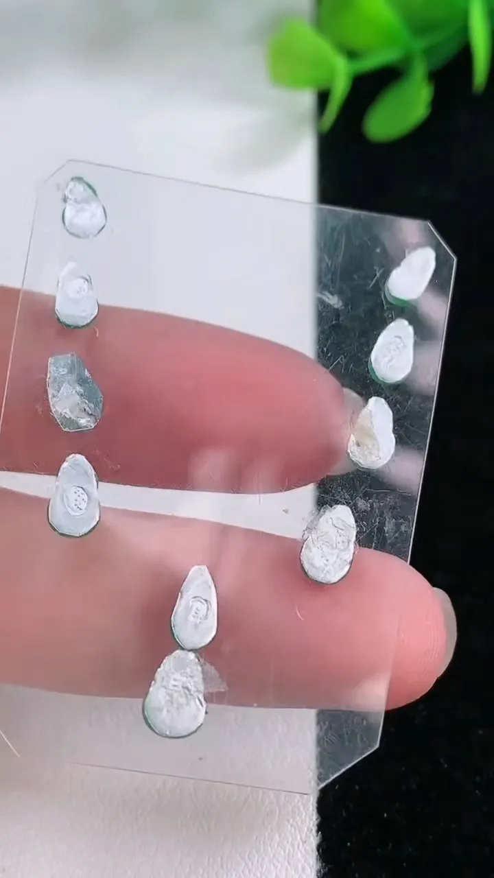 天然A货翡翠葫芦镶嵌件一手，尺寸6.5-3.8-2.4，重量:1.30g
11月29日