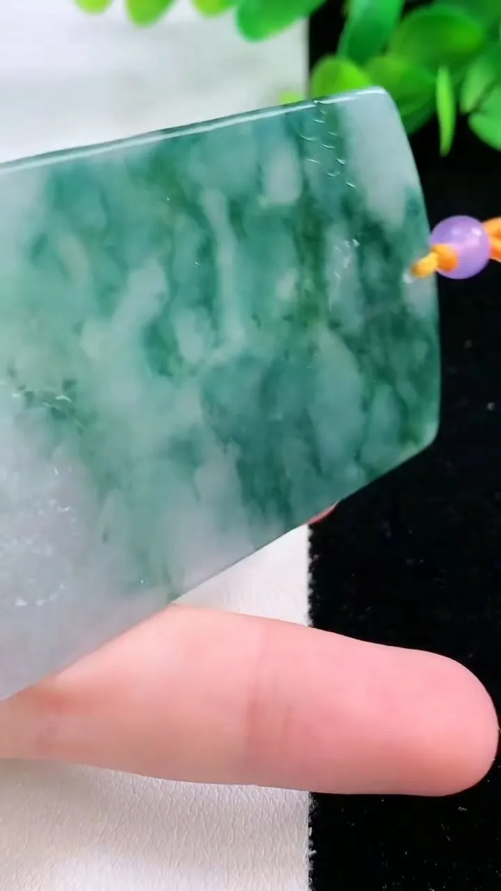 天然A货翡翠冰种飘花府上有龙 龙牌吊坠，尺寸73.3-46.4-4.7，重量:38.78g
11月29日