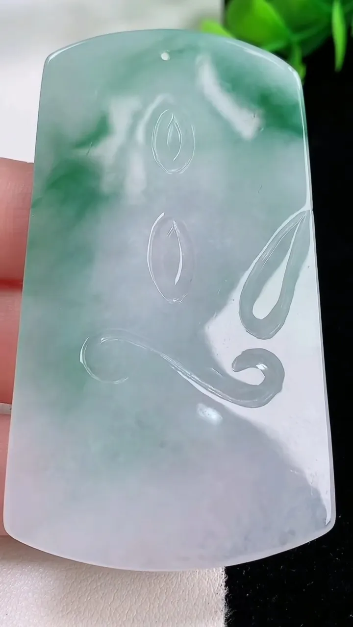 天然A货翡翠文殊菩萨吊坠，尺寸67.4-39.5-3.5，重量:25.85g
11月29日