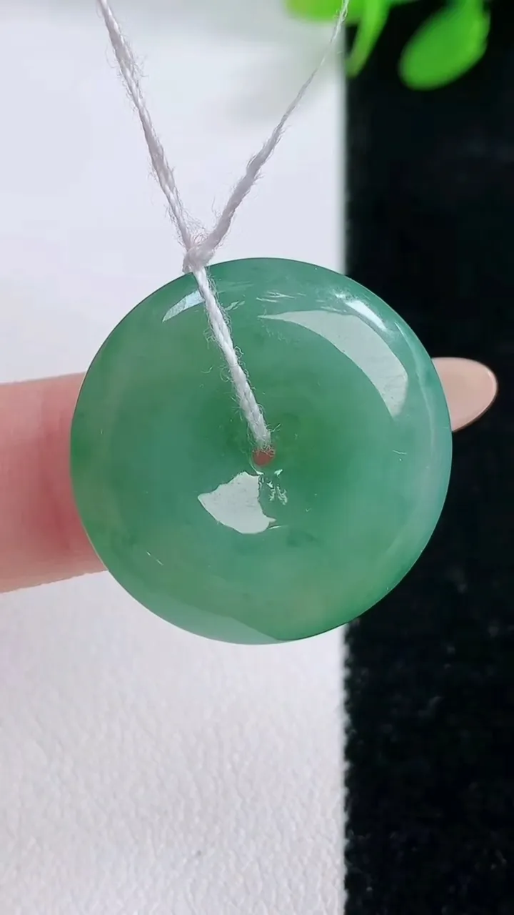 天然A货翡翠平安扣吊坠，尺寸23.7-5.6，重量:6.81g
11月29日