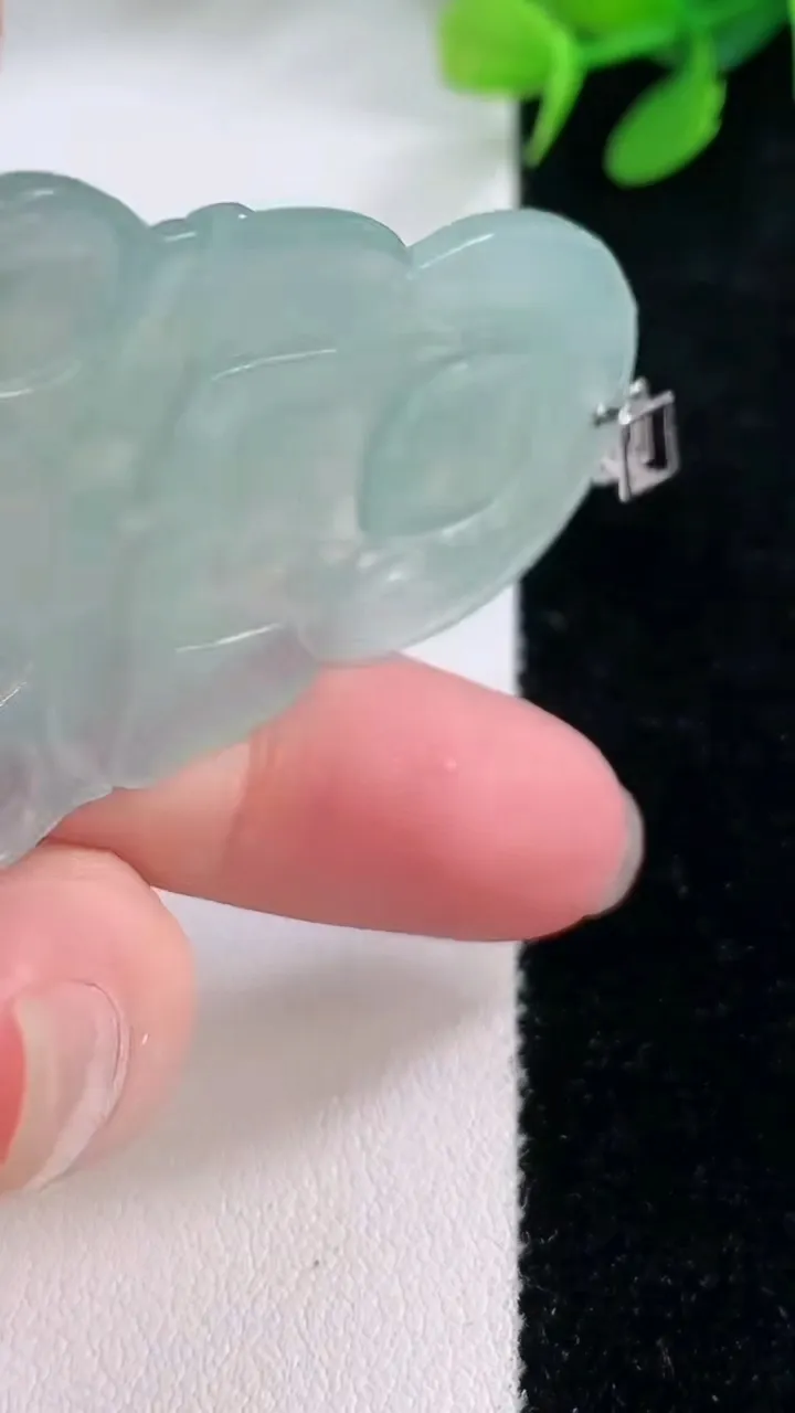 天然A货翡翠观音菩萨吊坠，尺寸55.3-34.3-4.4，重量:15.96g
11月29日