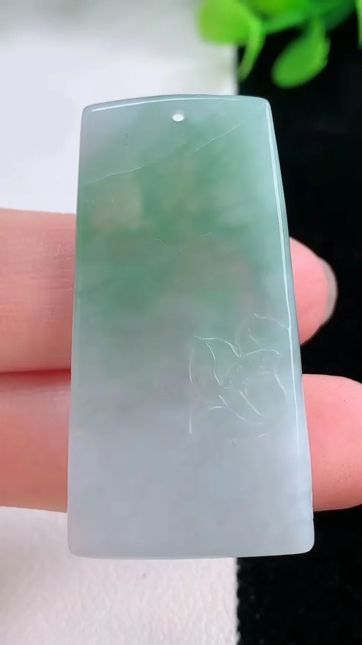 天然A货翡翠阿弥陀佛吊坠，尺寸42.5-22.4-5，重量:12.87g
11月29日