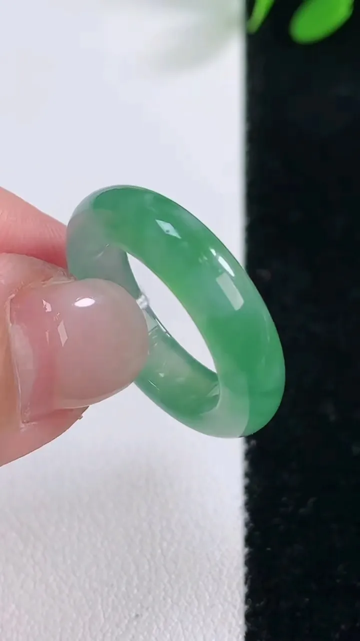 天然A货翡翠指环戒指，尺寸17-5.2-3.7，重量:4.11g2025年11月29日
工厂直销收藏佳品,种好水足，色泽均匀，有种有色，上手高大气！
