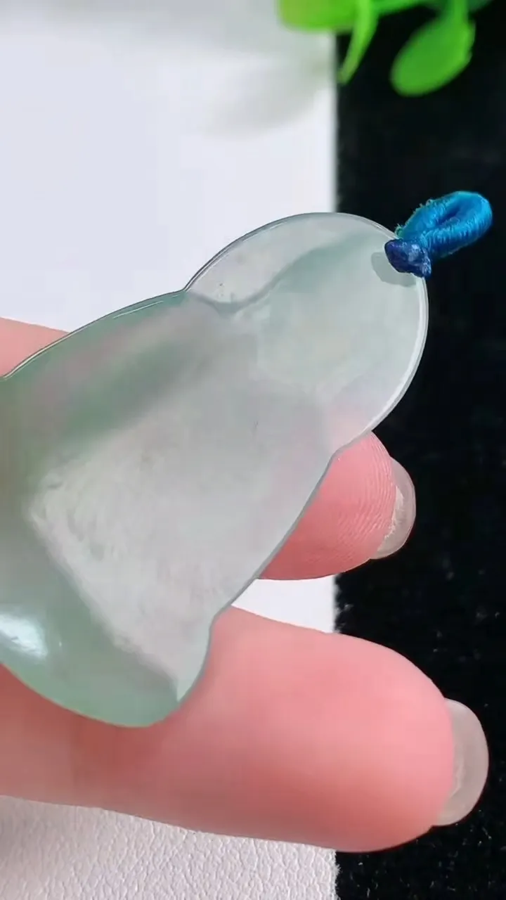 天然A货翡翠观音菩萨吊坠，尺寸39-25.4-4，重量:7.00g
11月29日