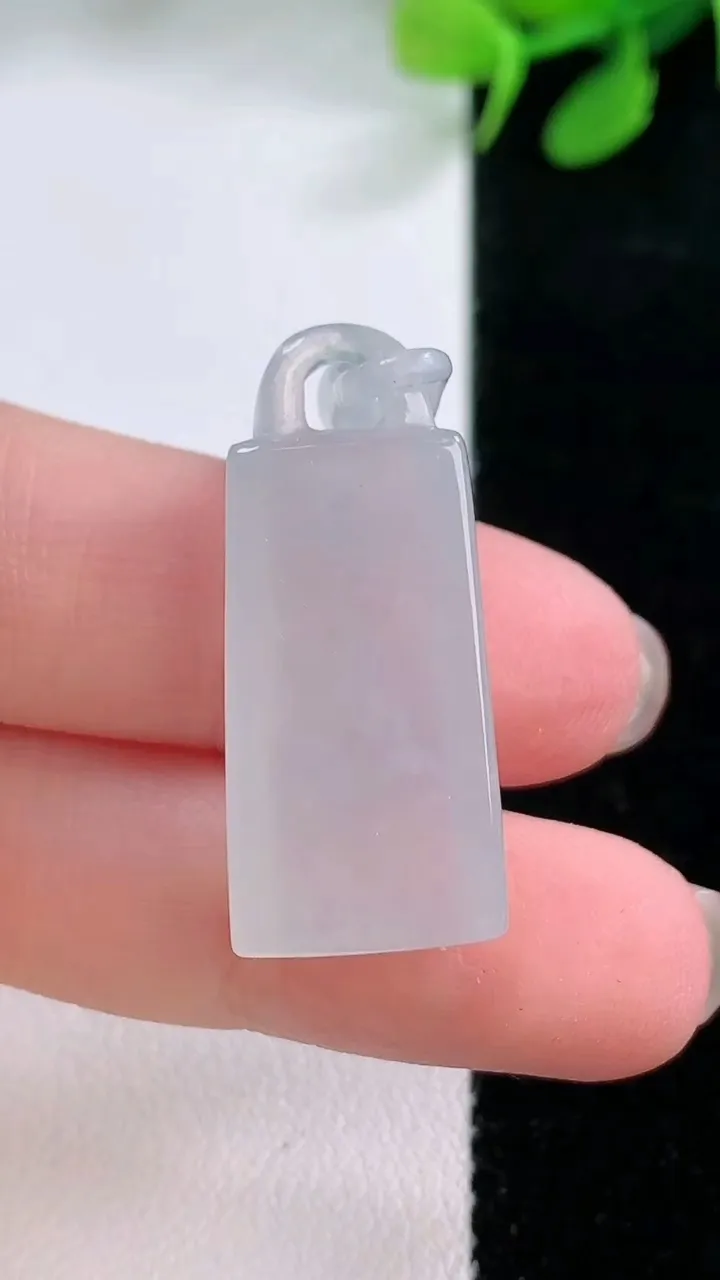 天然A货翡翠无事牌吊坠，尺寸36.4-13-5.8，重量:5.73g
11月29日