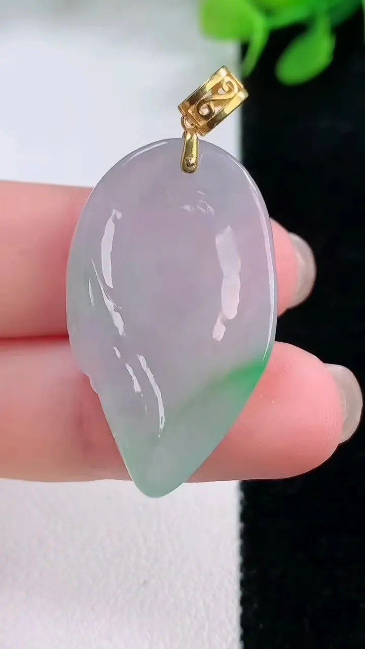 天然A货翡翠观音头吊坠，尺寸32.4-19.2-6.9，重量:7.21g
11月29日