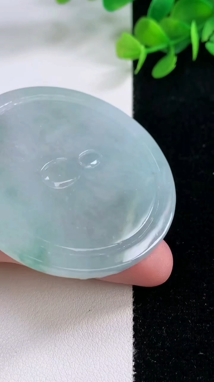 天然A货翡翠冰种飘花千手观音吊坠，尺寸55.3-5.4，重量:36.05g
11月29日