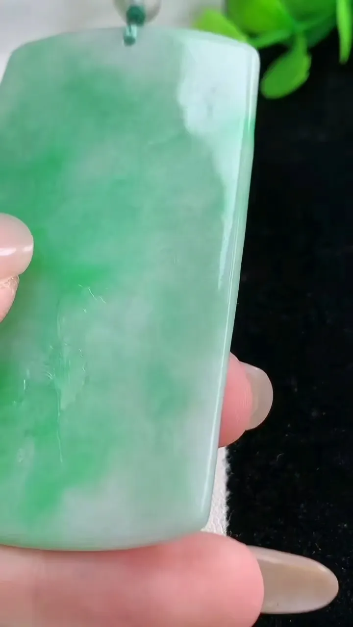 天然A货翡翠山水牌吊坠，尺寸66-38.2-4.3，重量:29.58g
11月29日