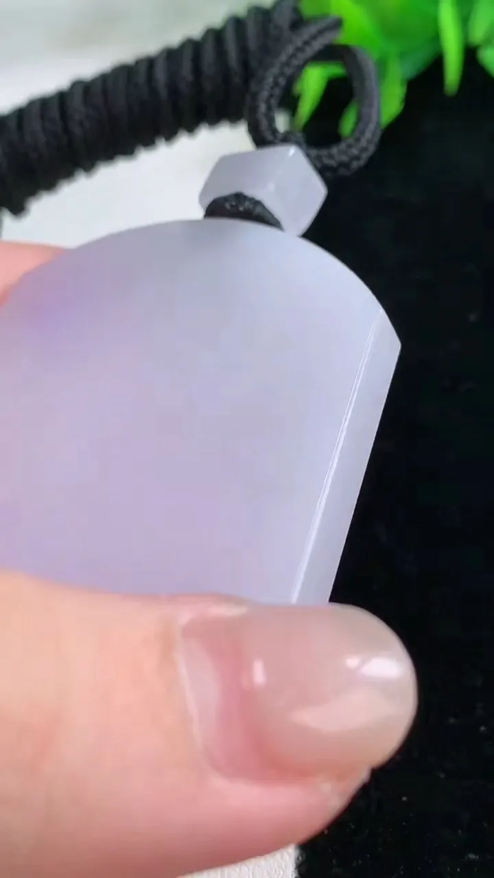 天然A货翡翠紫罗兰无事牌吊坠，尺寸52.4-42.6-5.8，重量:43.07g
11月29日