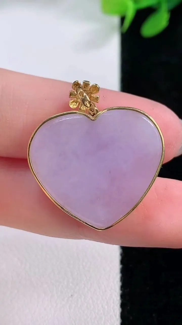 天然A货翡翠18K金紫罗兰心形吊坠，尺寸21.5-24.3-4.7，重量:6.94g
11月29日