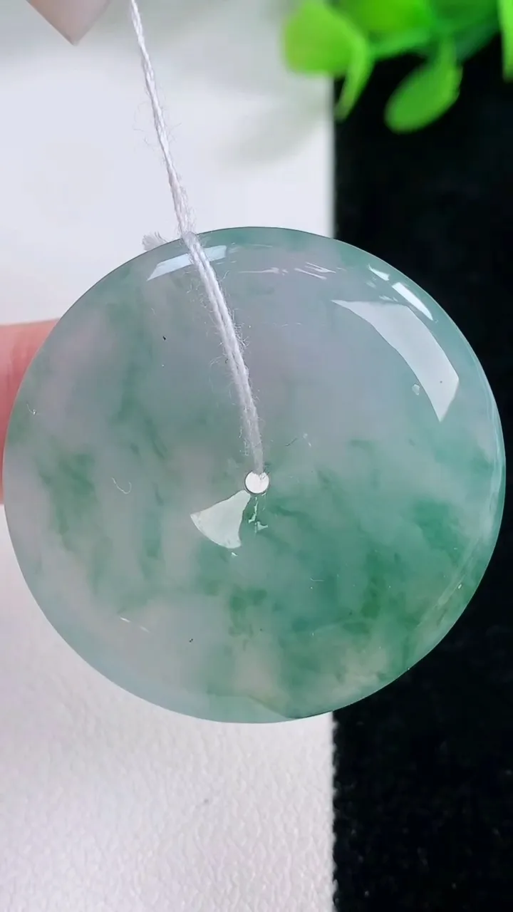 天然A货翡翠冰种飘花平安扣吊坠，尺寸34.5-5.6，重量:14.62g
11月29日