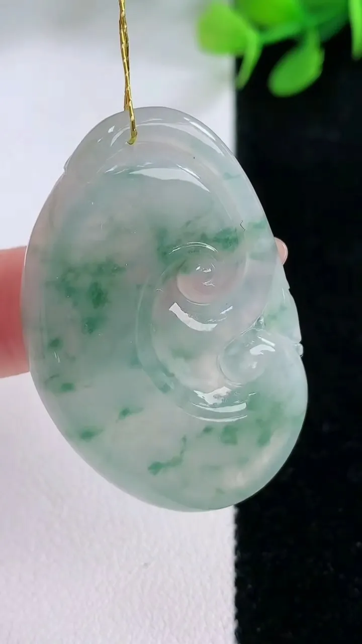 天然A货翡翠冰种飘花如意吊坠，尺寸43.2-27-5，重量:10.52g
11月29日