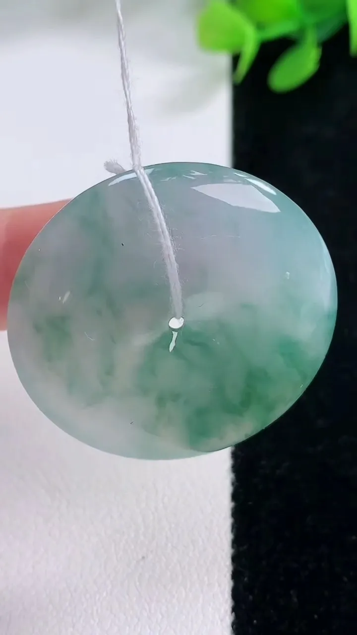 天然A货翡翠冰种飘花平安扣吊坠，尺寸34.5-5.6，重量:14.62g
11月29日