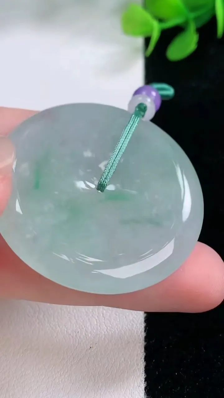 天然A货翡翠平安扣吊坠，尺寸40-5.4，重量:20.90g
11月29日