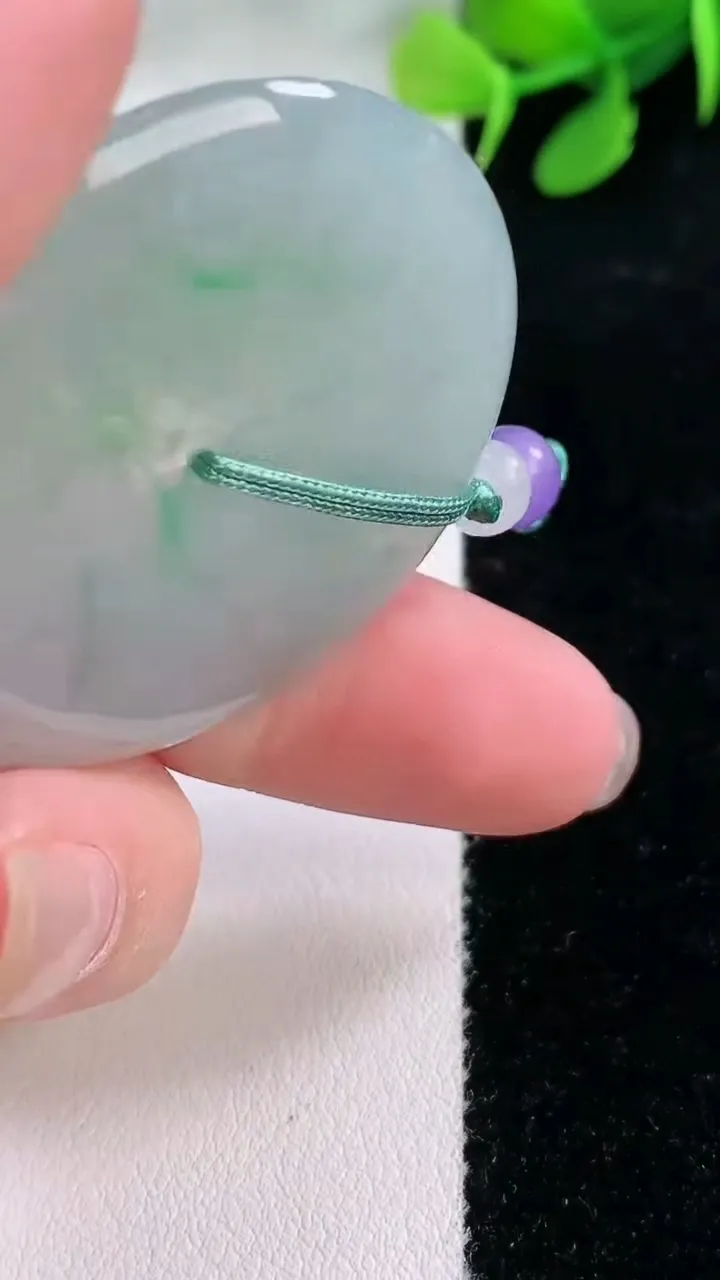 天然A货翡翠平安扣吊坠，尺寸40-5.4，重量:20.90g
11月29日