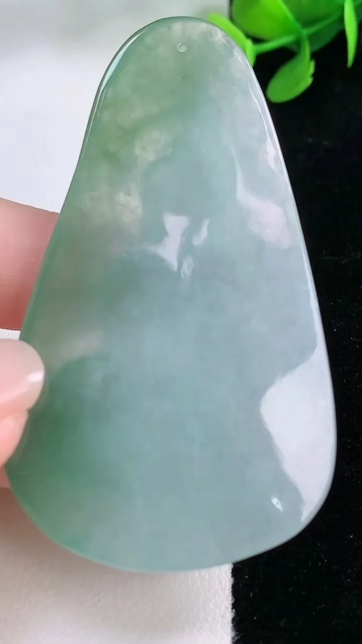 天然A货翡翠大日如来吊坠，尺寸67.8-39-6.8，重量:31.70g
11月29日