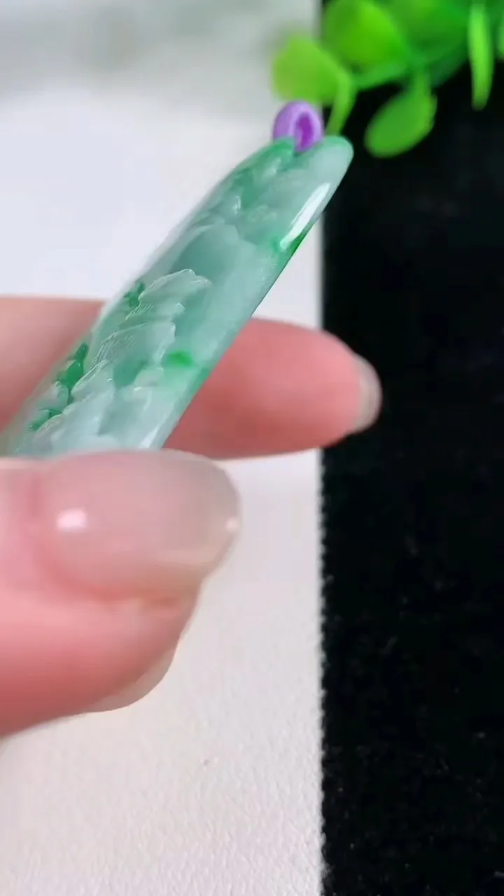 天然A货翡翠山水牌吊坠，尺寸65.3-46.2-5.9，重量:37.02g
11月29日