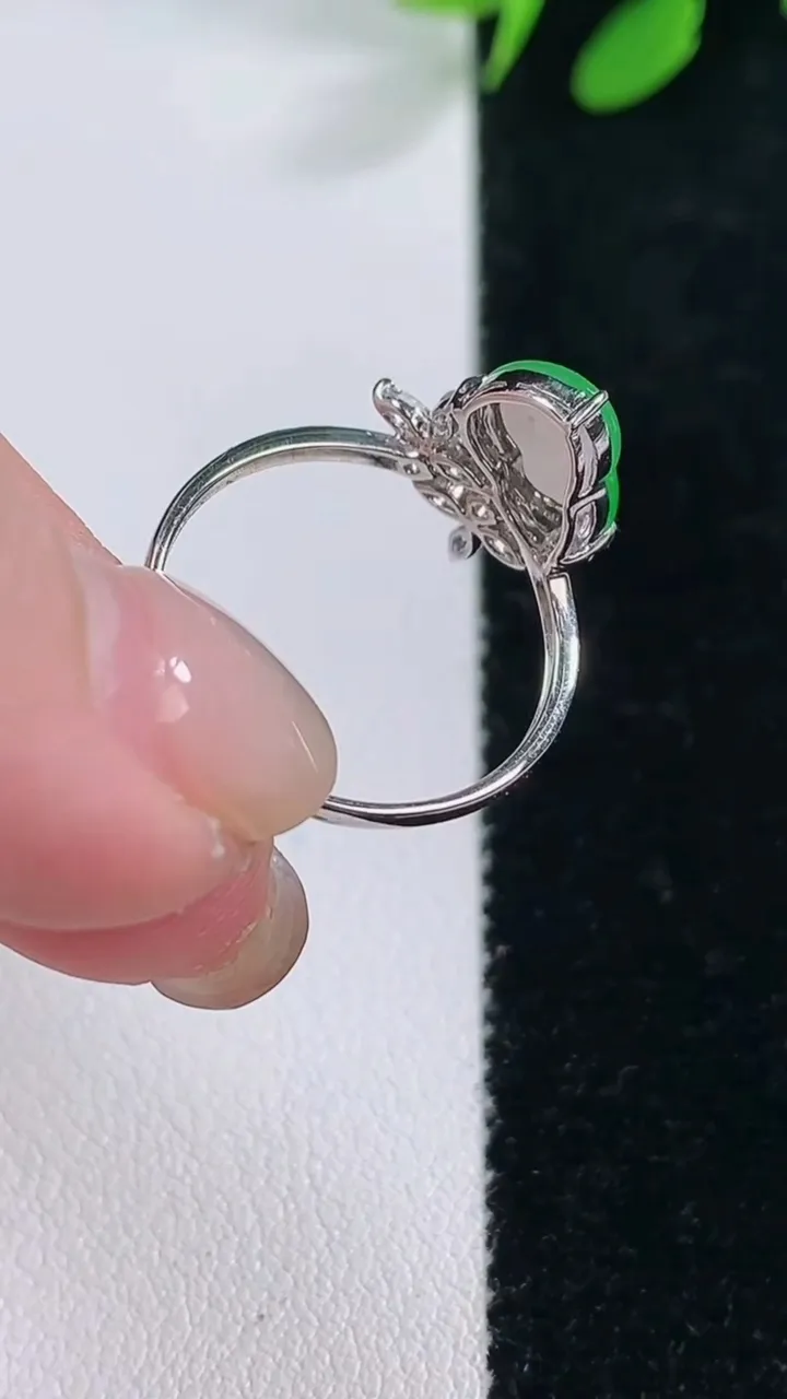 天然A货翡翠葫芦戒指，尺寸17.6-8.8-6.6-3.3，重量:1.76g2025年11月29日
工厂直销收藏佳品,种好水足，色泽均匀，有种有色，上手高大气！