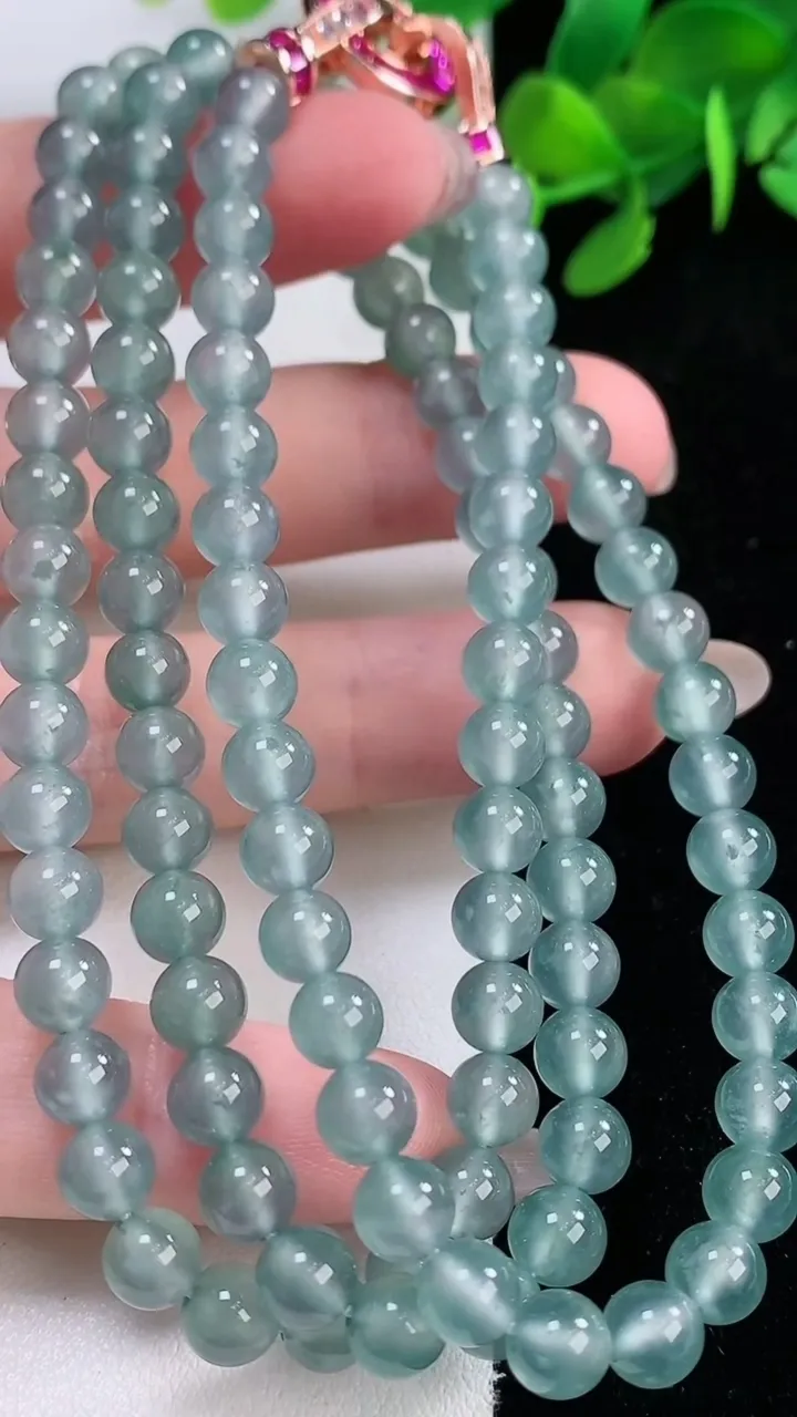 天然A货翡翠圆珠项链，尺寸5.7-108颗，重量:41.82g
11月29日