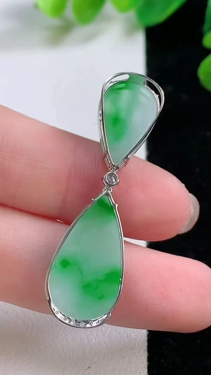 天然A货翡翠水滴吊坠，尺寸 42.2-12-5.5，重:4.15g
11月29日