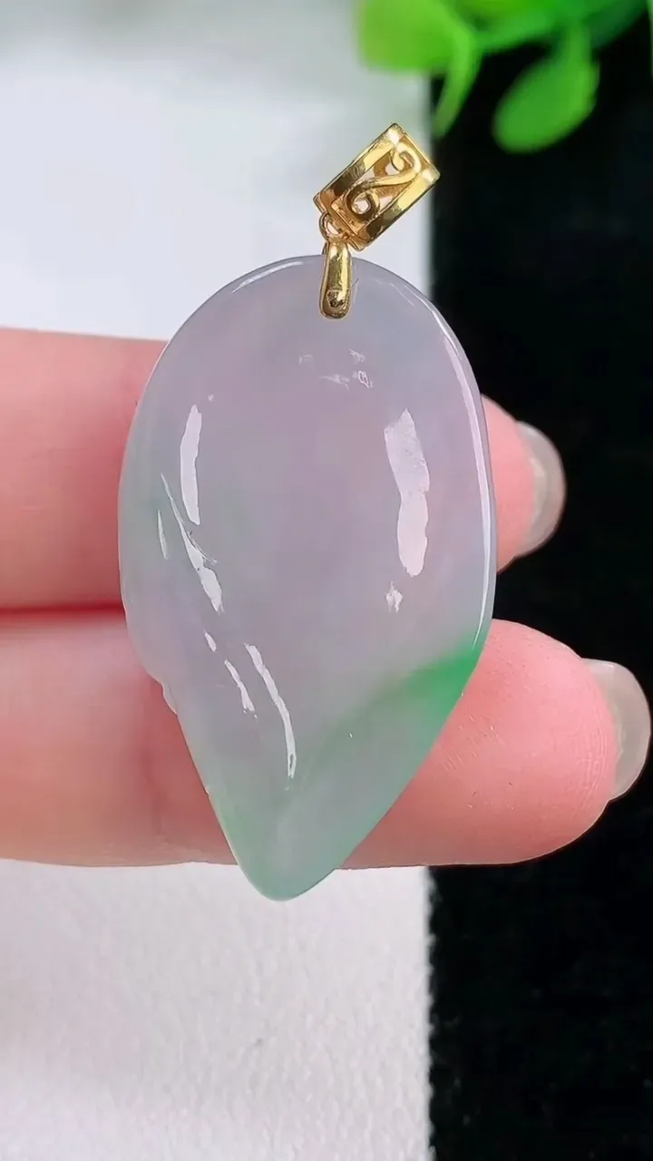 天然A货翡翠观音头吊坠，尺寸32.4-19.2-6.9，重量:7.21g
11月29日