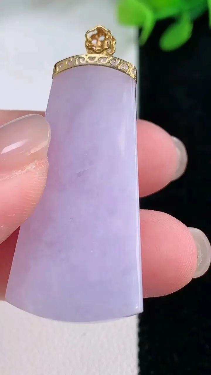 天然A货翡翠18K金紫罗兰无事牌吊坠，尺寸40.4-19-8.5，重量:14.10g
11月29日