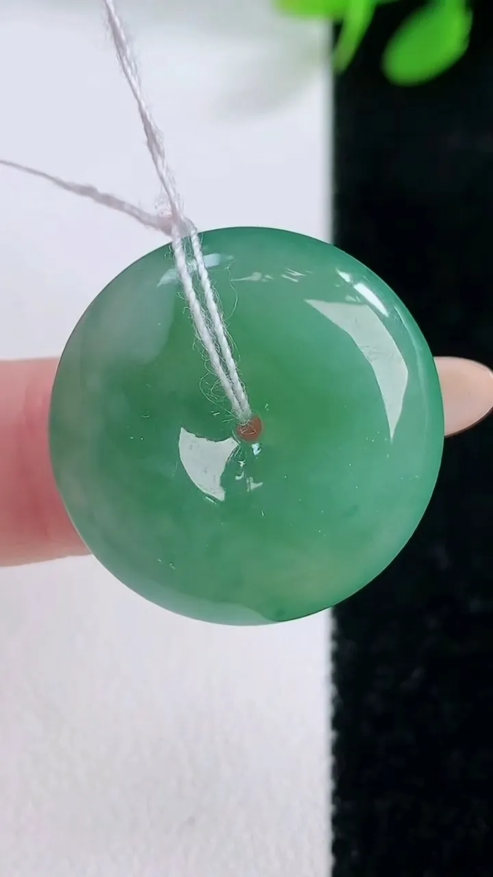 天然A货翡翠平安扣吊坠，尺寸23.7-5.6，重量:6.81g
11月29日