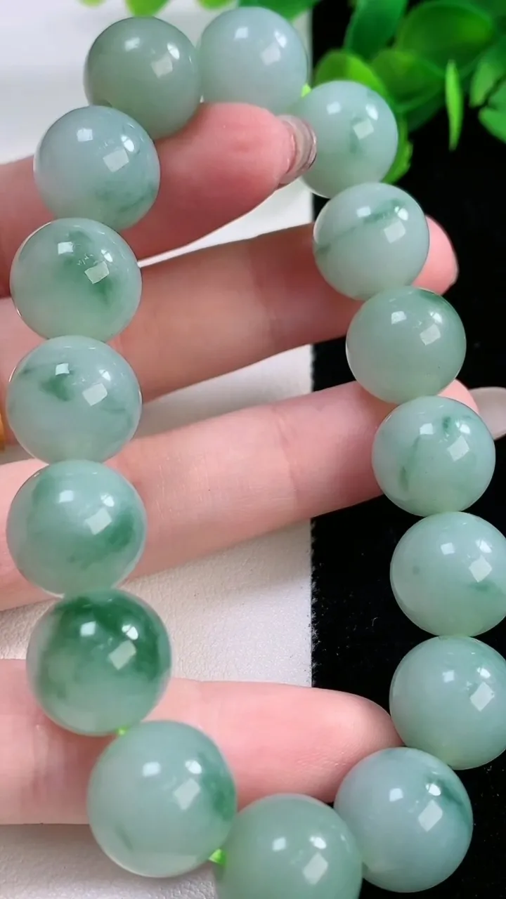 天然A货翡翠飘花圆珠手串，尺寸13-16颗，重量:62.29g11月29日
工厂直销收藏佳品,种好水足，色泽均匀，有种有色，上手高大气！