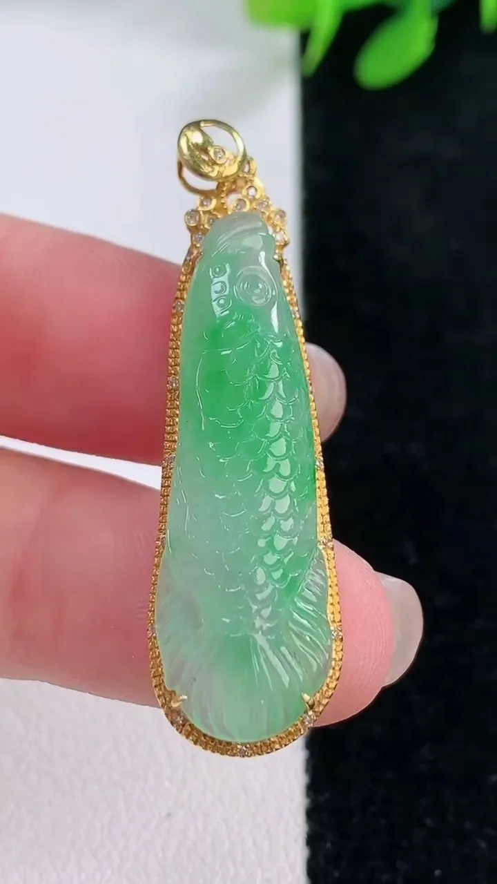 天然A货翡翠年年有余吊坠，尺寸42-12-5.8，裸石34-10.6重量:3.79g
11月29日