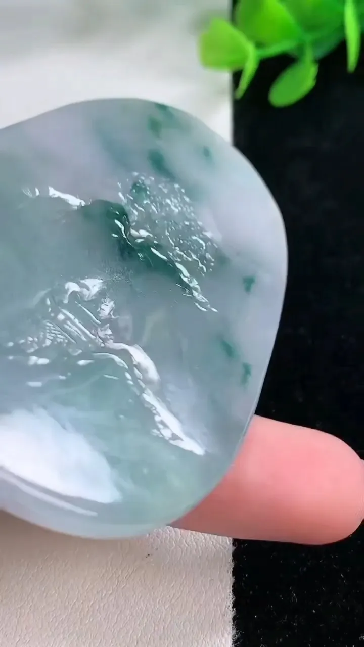 天然A货翡翠牌吊坠，尺寸69.5-45.9-5，重量:37.55g
11月29日